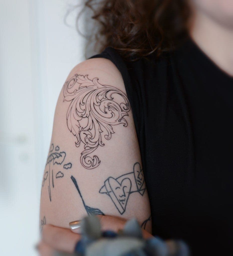 Akanthus Schulter – Fineline, Linework von Eren, Atelier Noir nu Köln
