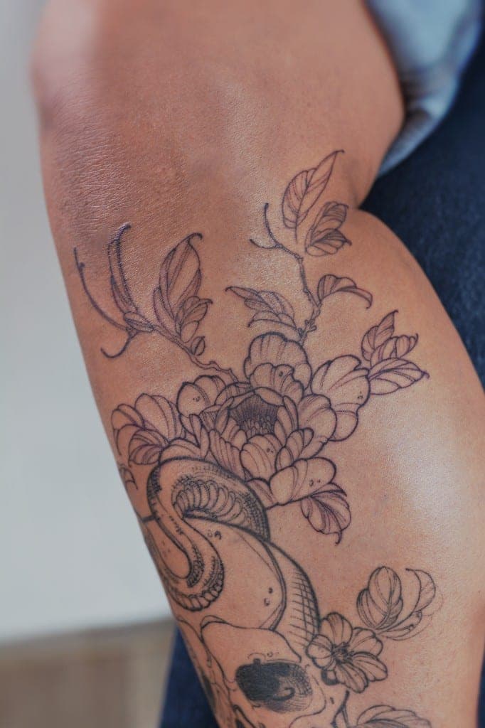 Mohnblumen Rücken – Illustrativ, Linework von Eren, Atelier Noir nu Köln