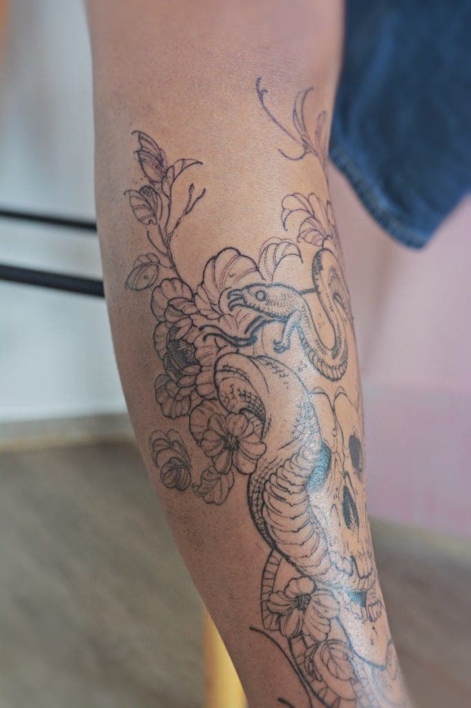 Schädel Schlange Blumen – Illustrativ, Linework von Eren, Atelier Noir nu Köln