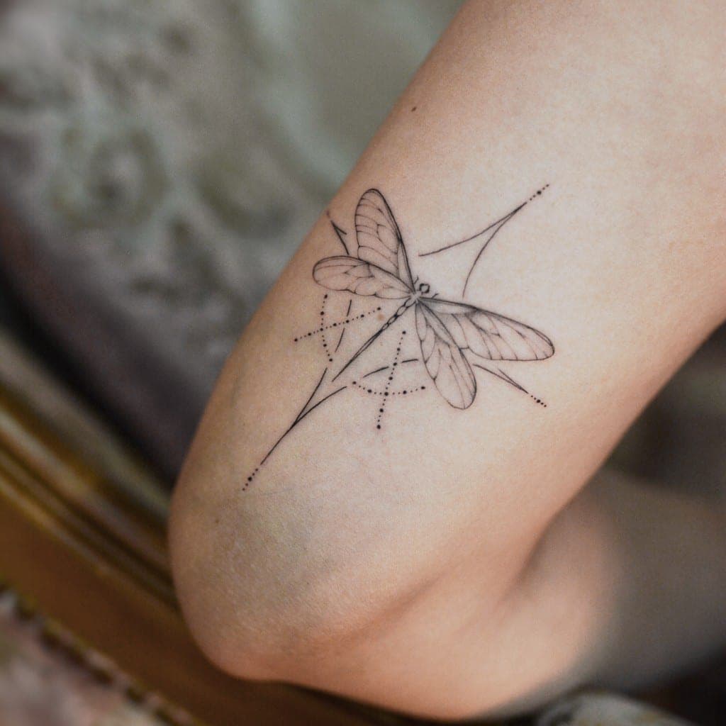 Libelle geometrisch – Fineline von Eren, Atelier Noir nu Köln