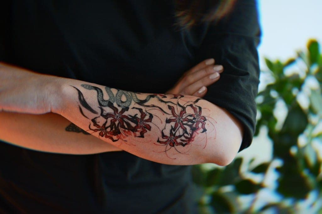 Spinnenlilien mit Farbakzent – Grafisch von Eren, Atelier Noir nu Köln
