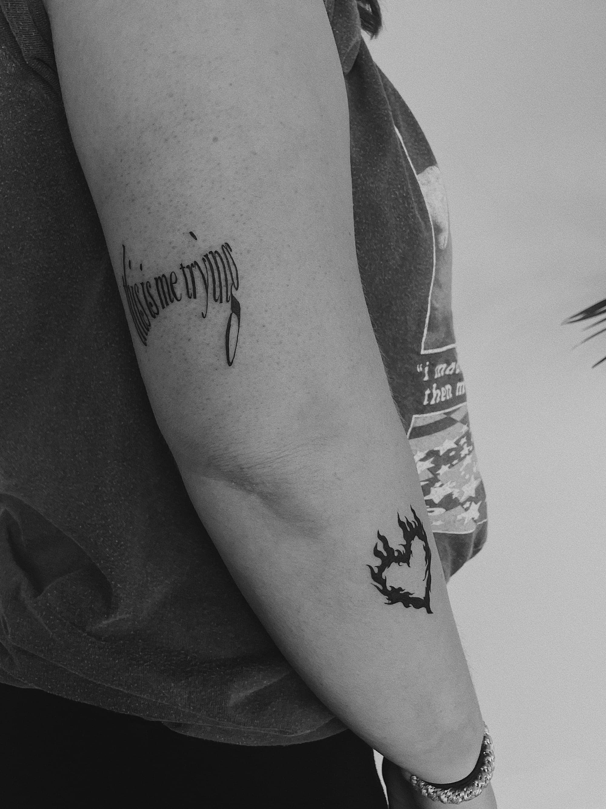 Lettering & Burning Heart – Fineline, Lettering von Lea, Atelier Noir nu Köln