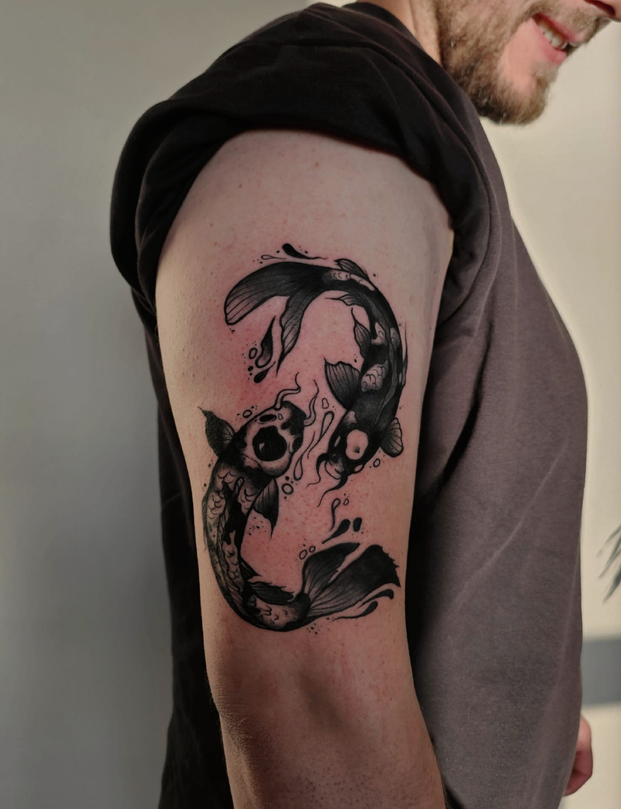 Kois – Blackwork, Illustrativ von Maya, Atelier Noir nu Köln