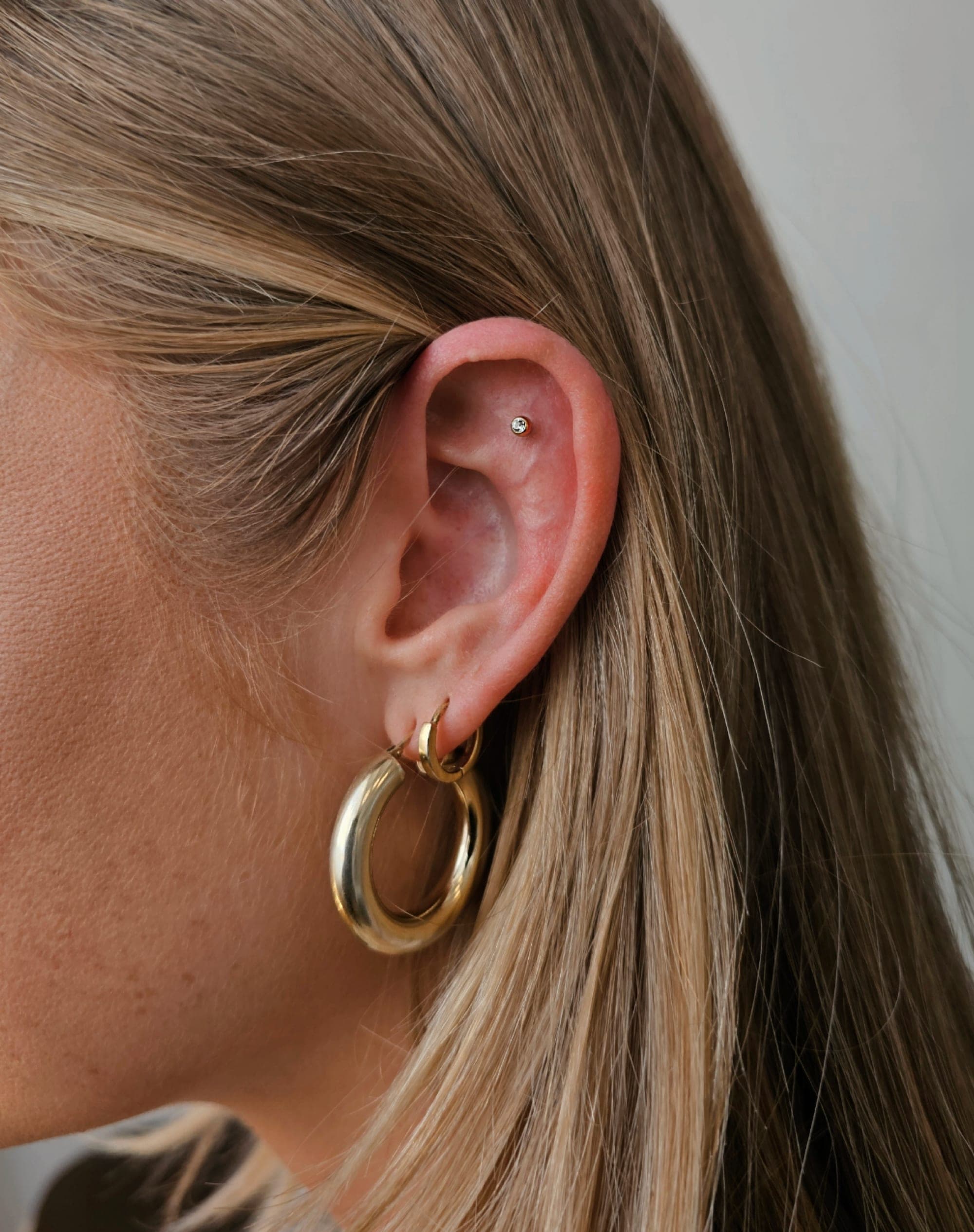 Flat Piercing Gold – Piercings von Maya, Atelier Noir nu Köln