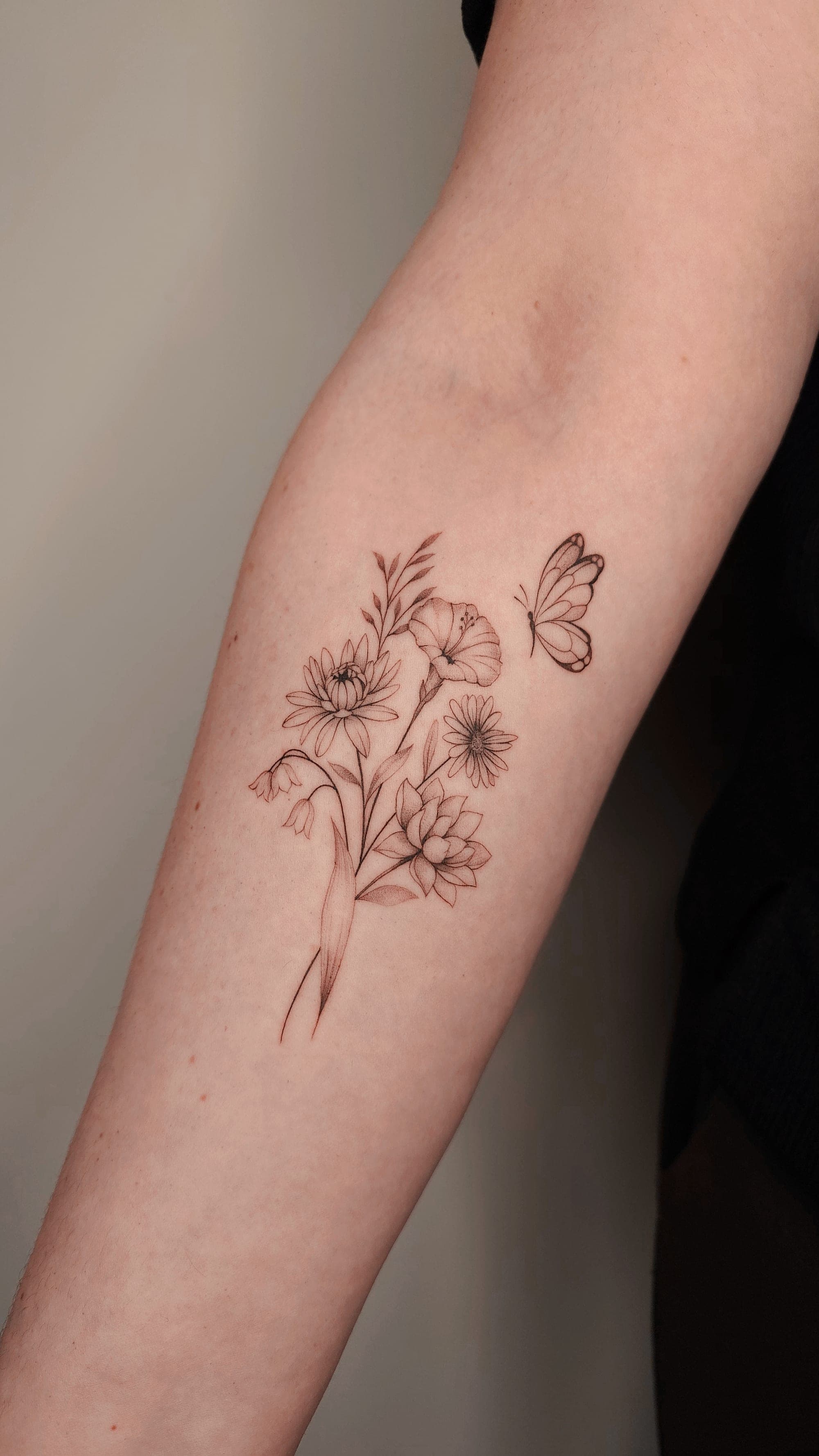 Geburtsblumen – Fineline von Viktoria, Atelier Noir nu Köln