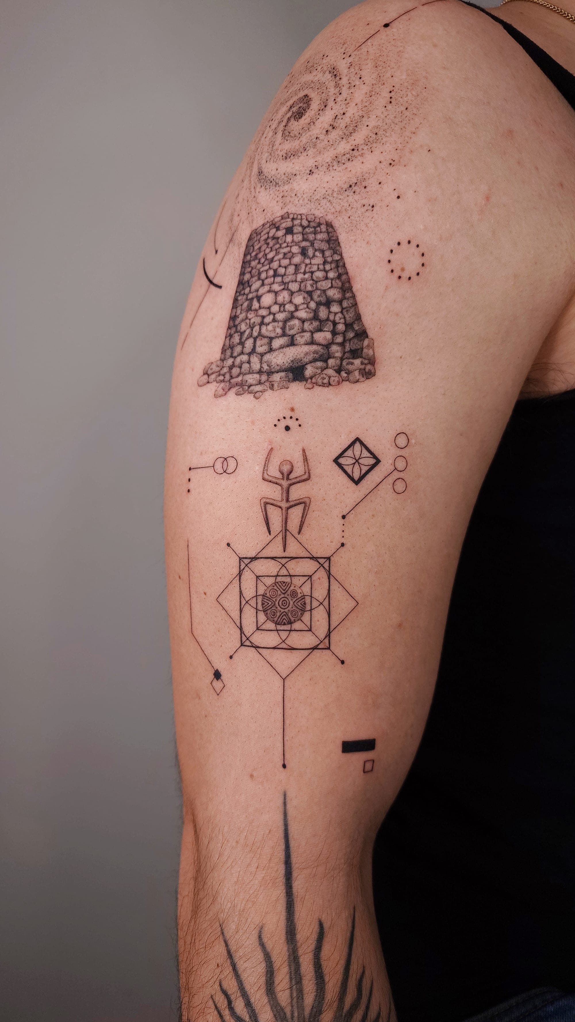 Nuraghe – Fineline, Geometrisch von Viktoria, Atelier Noir nu Köln
